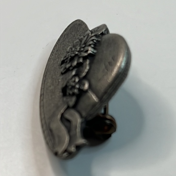 2005 Birds and Blooms Pewter Easter Hat Spring Brooch Pin Signed - Picture 4 of 7